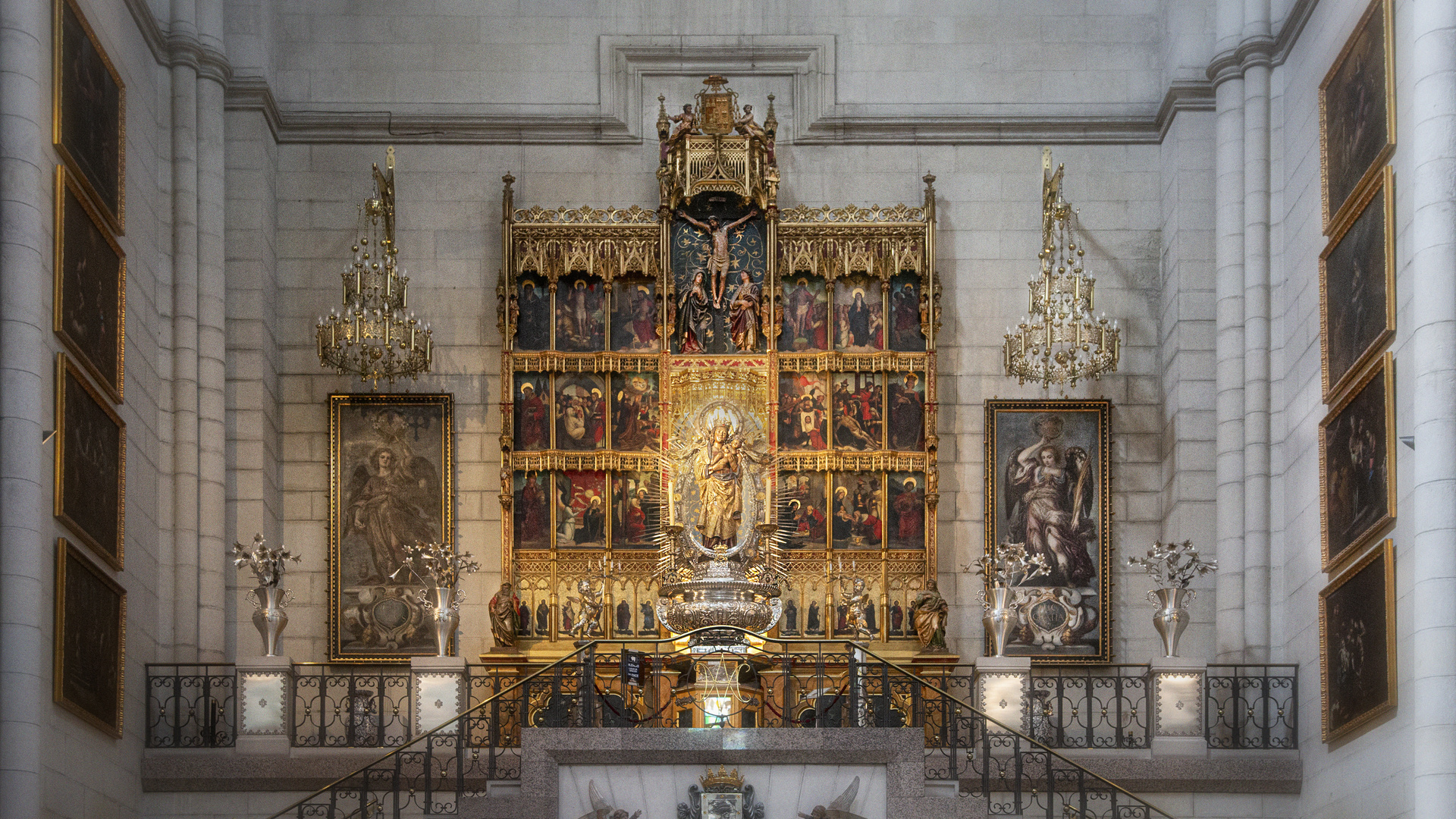 Mein Blick auf Seitenaltar-Hochaltar