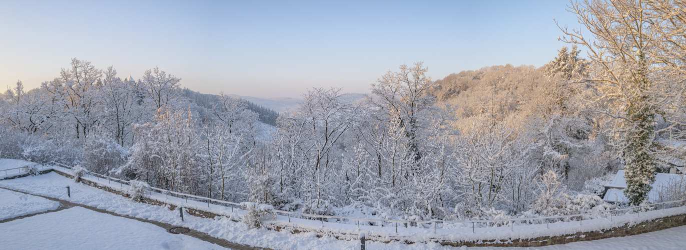 Mein Blick vom Fenster in die winterliche Eifellandschaft  .  .  .