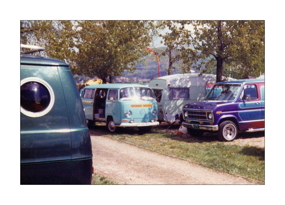 mein Bully beim Van Treffen mit den Amerikanern auf dem Flugplatz in KA 1972....