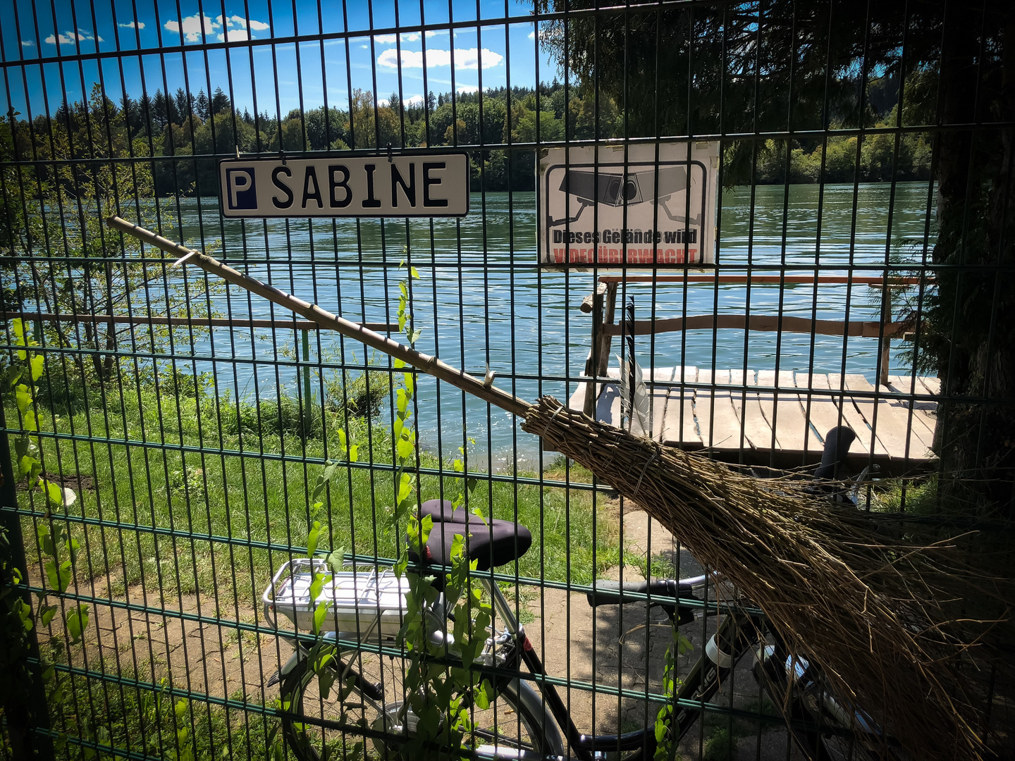 Mein eigener Parkplatz für Fahrrad und Besen