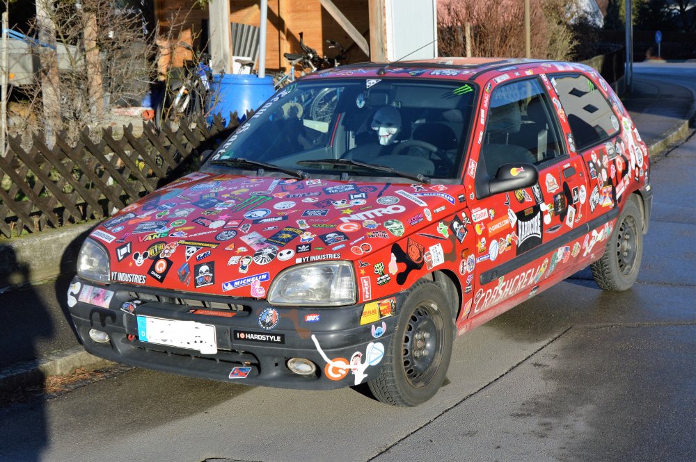 Mein Enkel hat sein Auto mit über 300 Aufklebern ``verschönert`` -:))))