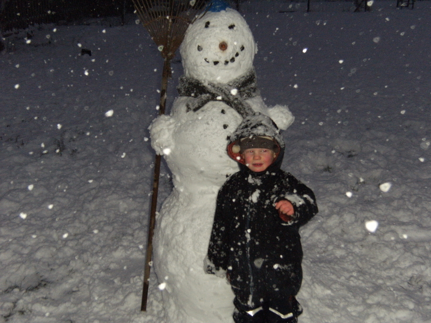 Mein Enkel mit dem Esten Schneemann seines Lebens ;-)