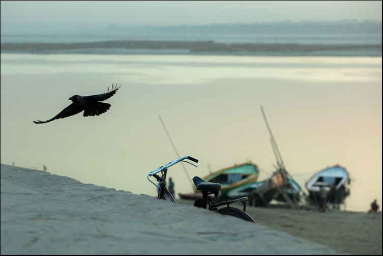 mein Fahrrad in Indien - ich selbst sitze unten rechts im Bild am Ufer des Ganges. Wie ich nun ...