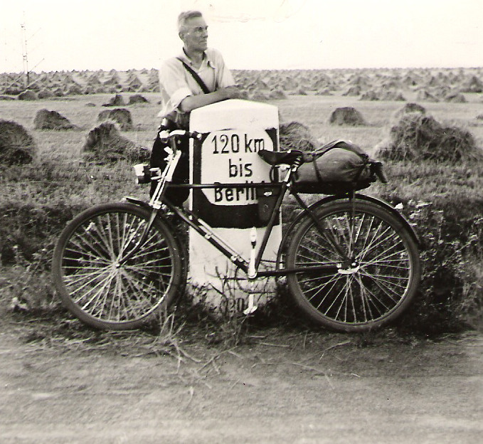 mein Großvater Friedrich mit dem Fahrrad