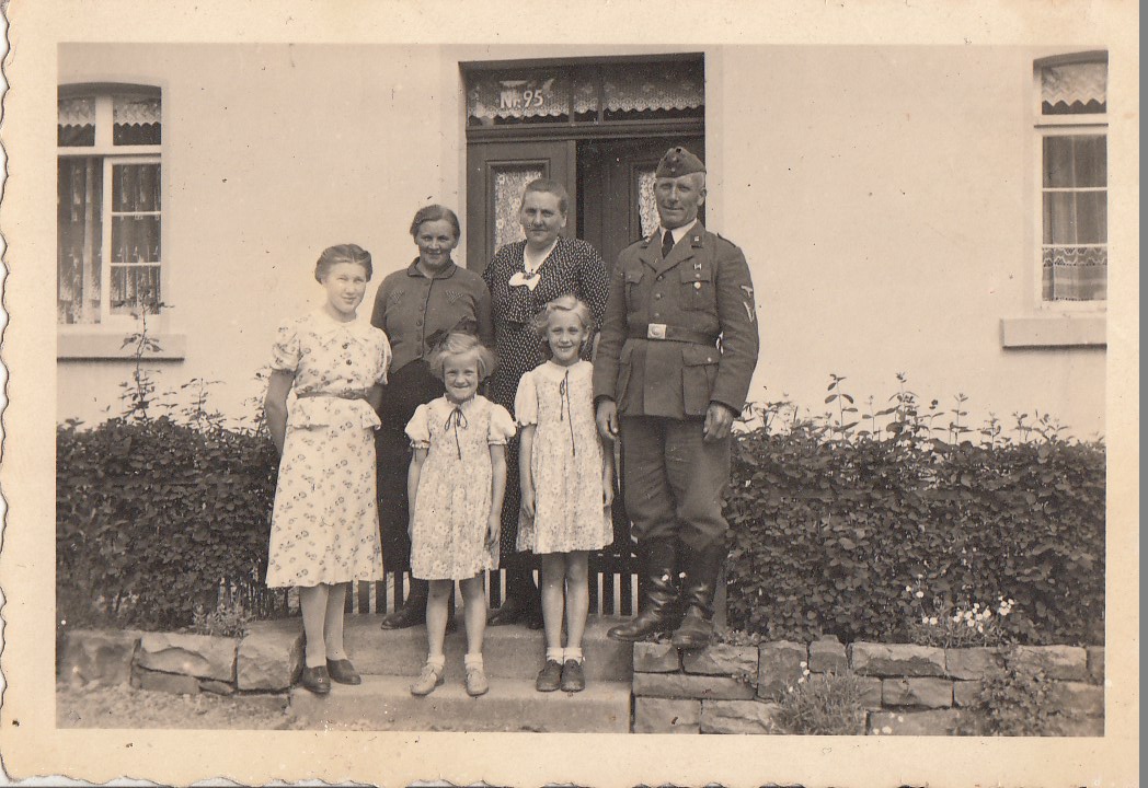 Mein Großvater in Uniform und Familie