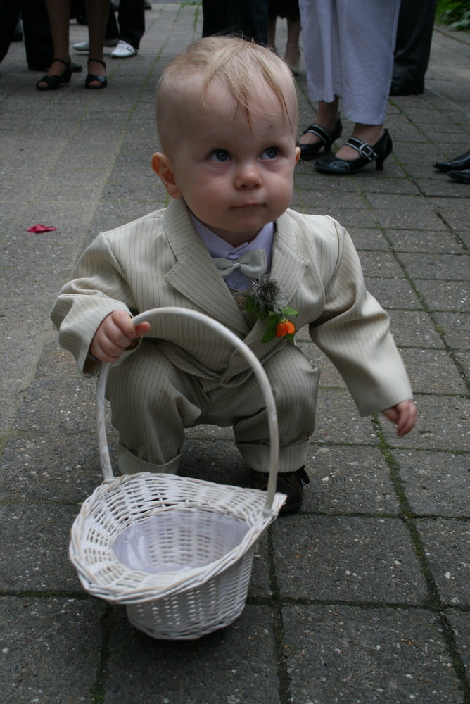 Mein kleiner Neffe Hendrik bei der Hochzeit seiner Eltern und seiner eigenen Taufe