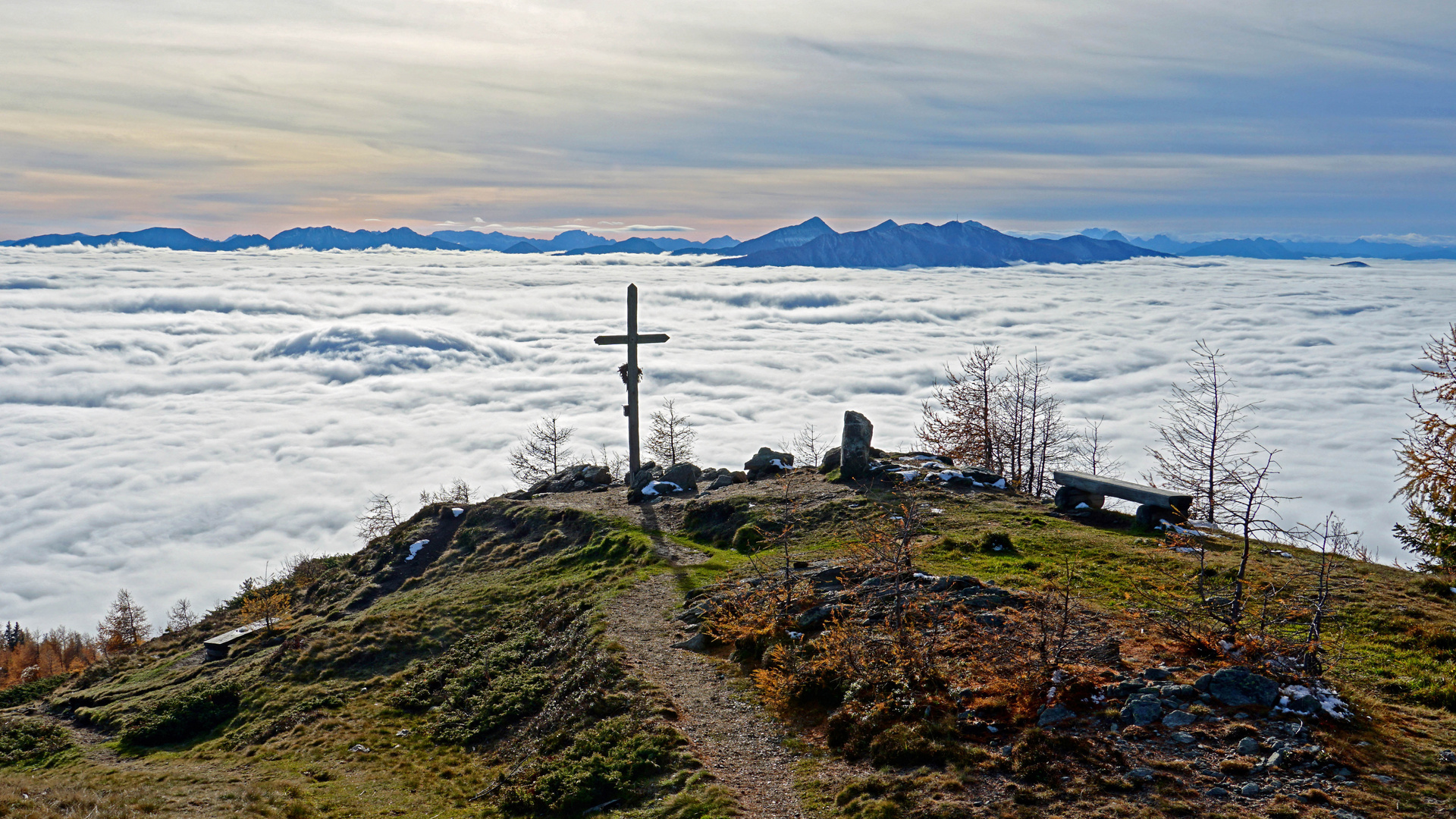 Mein Kraftplatz am Almkreuz überm Nebel