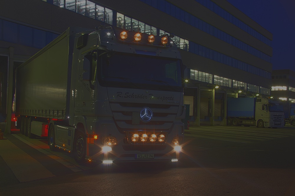 mein Lkw bei Nacht ( HDR versuch )