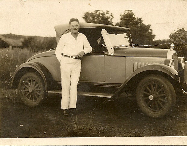 mein Onkel mit seinem Auto um 1935