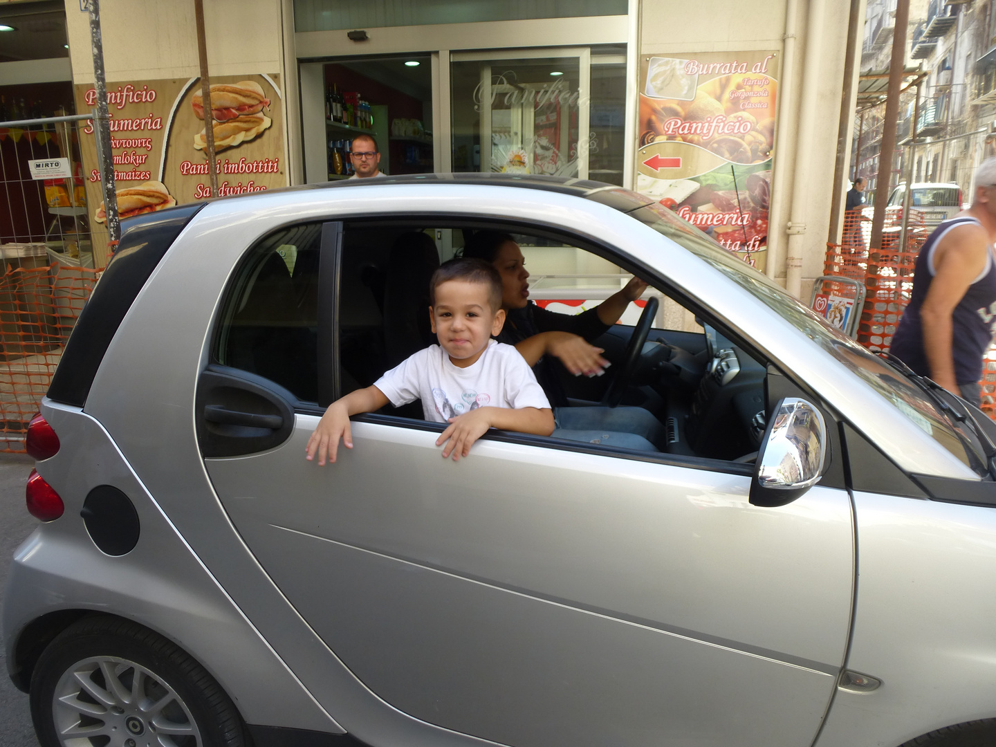 "mein Platz im Auto ist hinten" , nicht aber in den engen und geschäftigen Gassen von bella Napoli