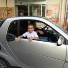 "mein Platz im Auto ist hinten" , nicht aber in den engen und geschäftigen Gassen von bella Napoli