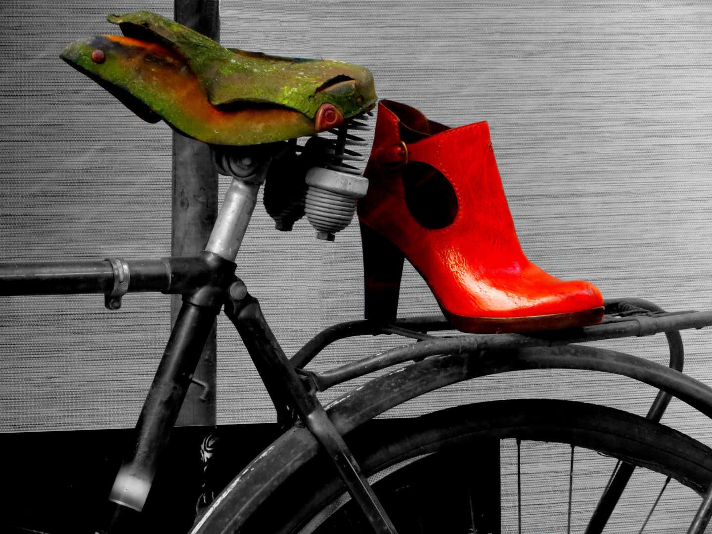 Mein roter Schuh und das alte Fahrrad