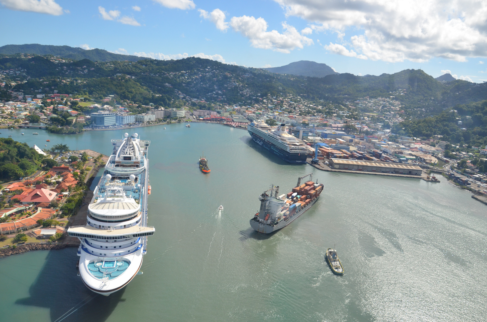 "Mein Schiff 1 " auf St. Lucia vom Hubschrauber aus