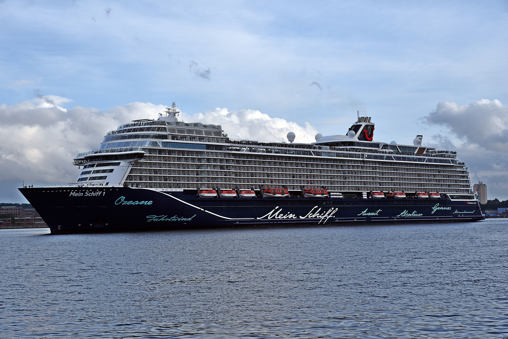 Mein Schiff 1 verlässt Kiel