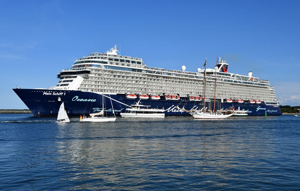 "Mein Schiff 1" verlässt Warnemünde