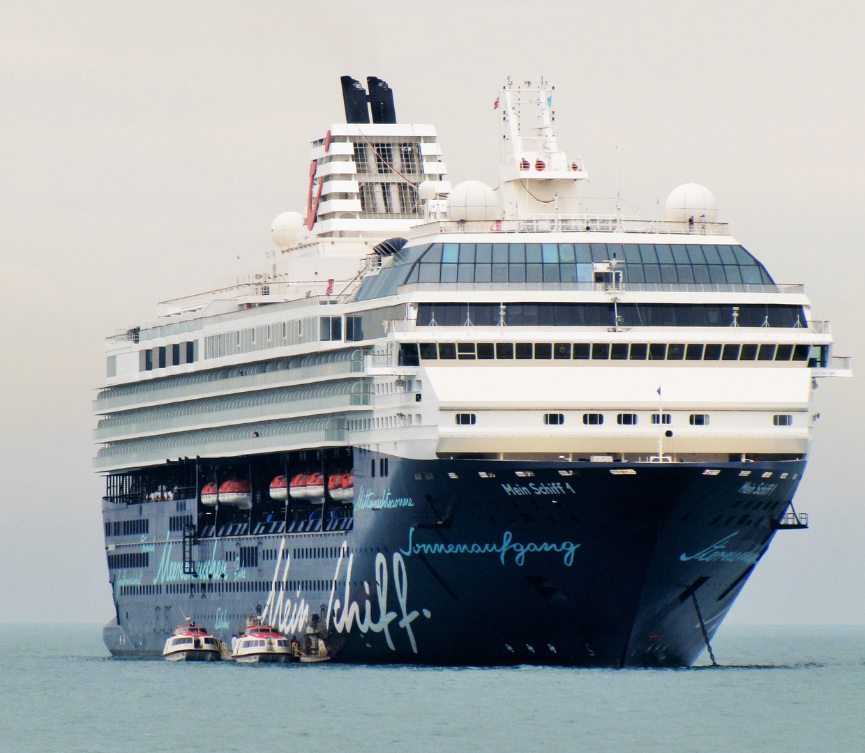 "Mein Schiff 1" vor St. Peter Port /Guernsey