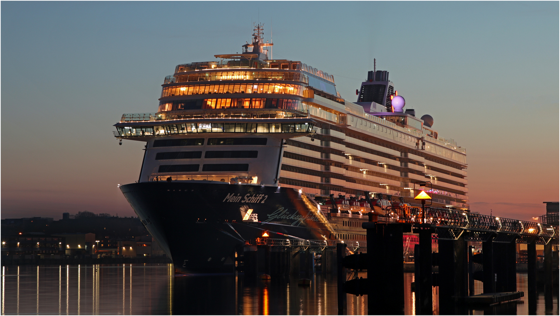 Mein Schiff 2 am Ostseekai in Kiel