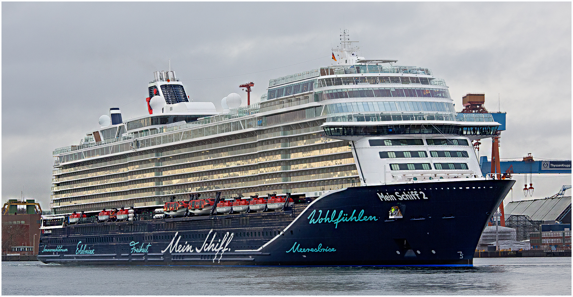 Mein Schiff 2 &quot;Brand new&quot; first start in Kiel Foto &amp; Bild wasser