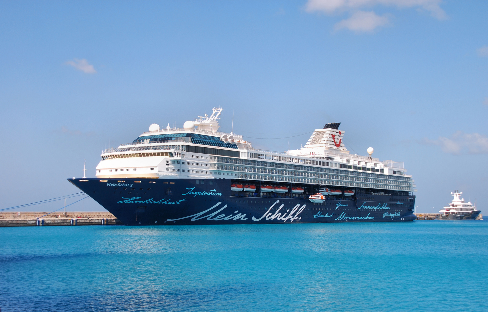 Mein Schiff 2 im Hafen von Barbados