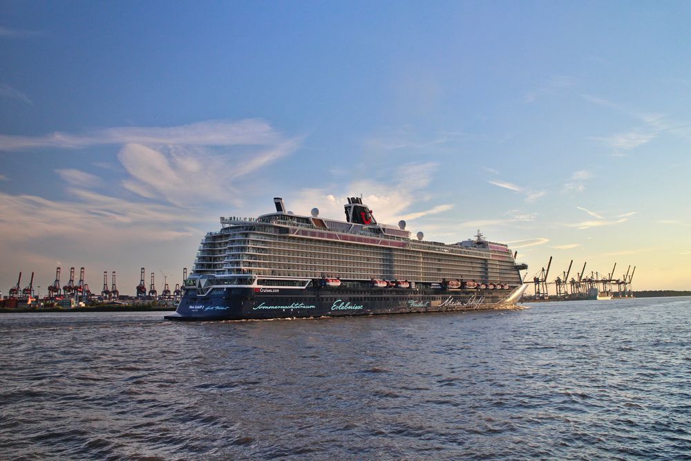 Mein Schiff 2 im Hamburger Hafen Foto & Bild | schiffe und seewege, motorschiffe ...
