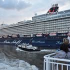 Mein Schiff 2 mit Lotsenboot 