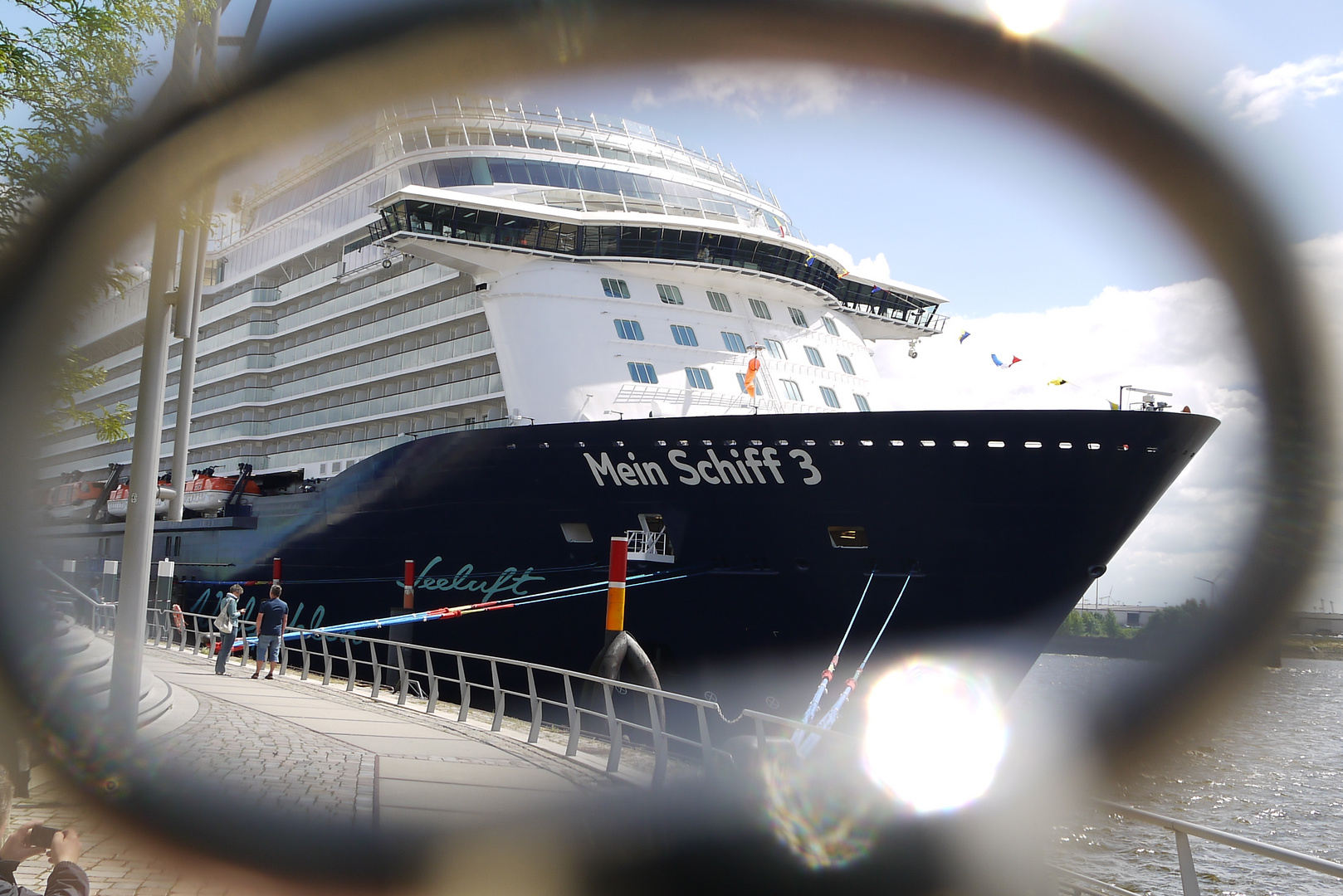 "Mein Schiff 3" am Tag der Taufe in Hamburg