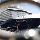 "Mein Schiff 3" am Tag der Taufe in Hamburg