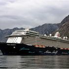 "Mein Schiff 3" in der Bucht von Kotor (Montenegro)