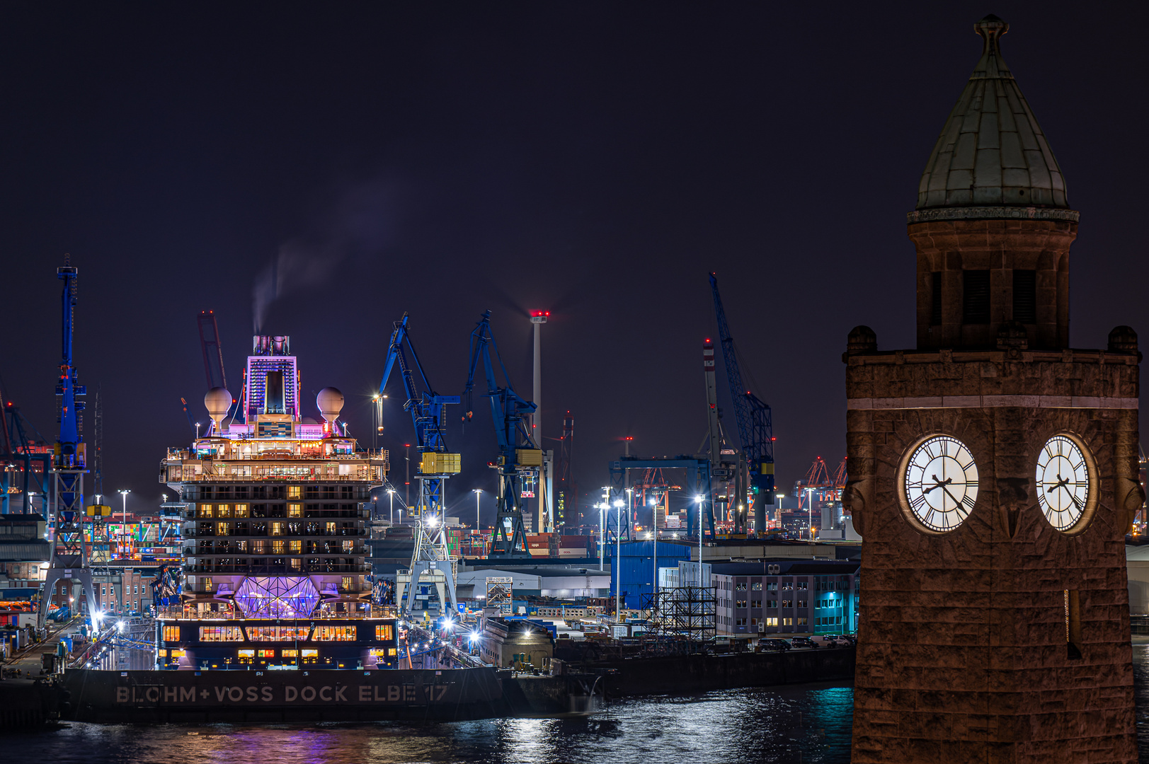 Mein Schiff 3 in Dock Elbe 17 mit Pegelturm