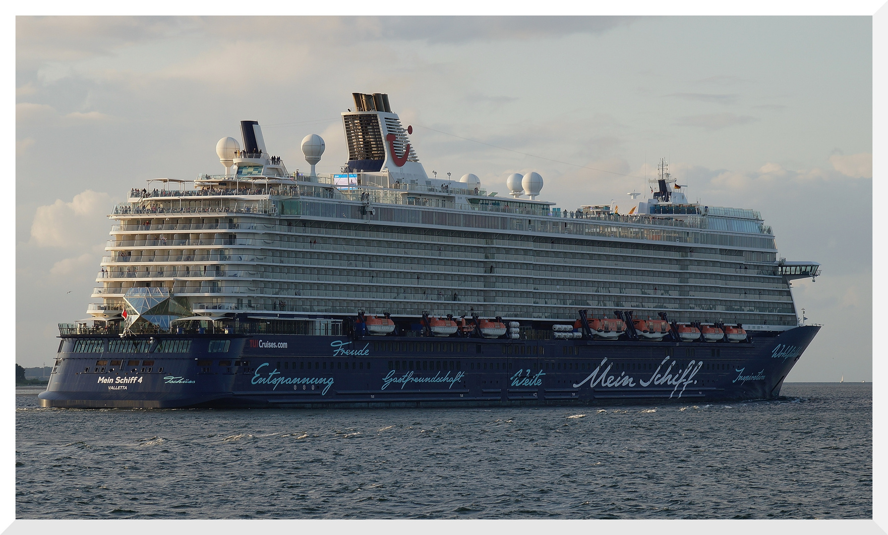 Mein Schiff 4 auslaufend in Kiel