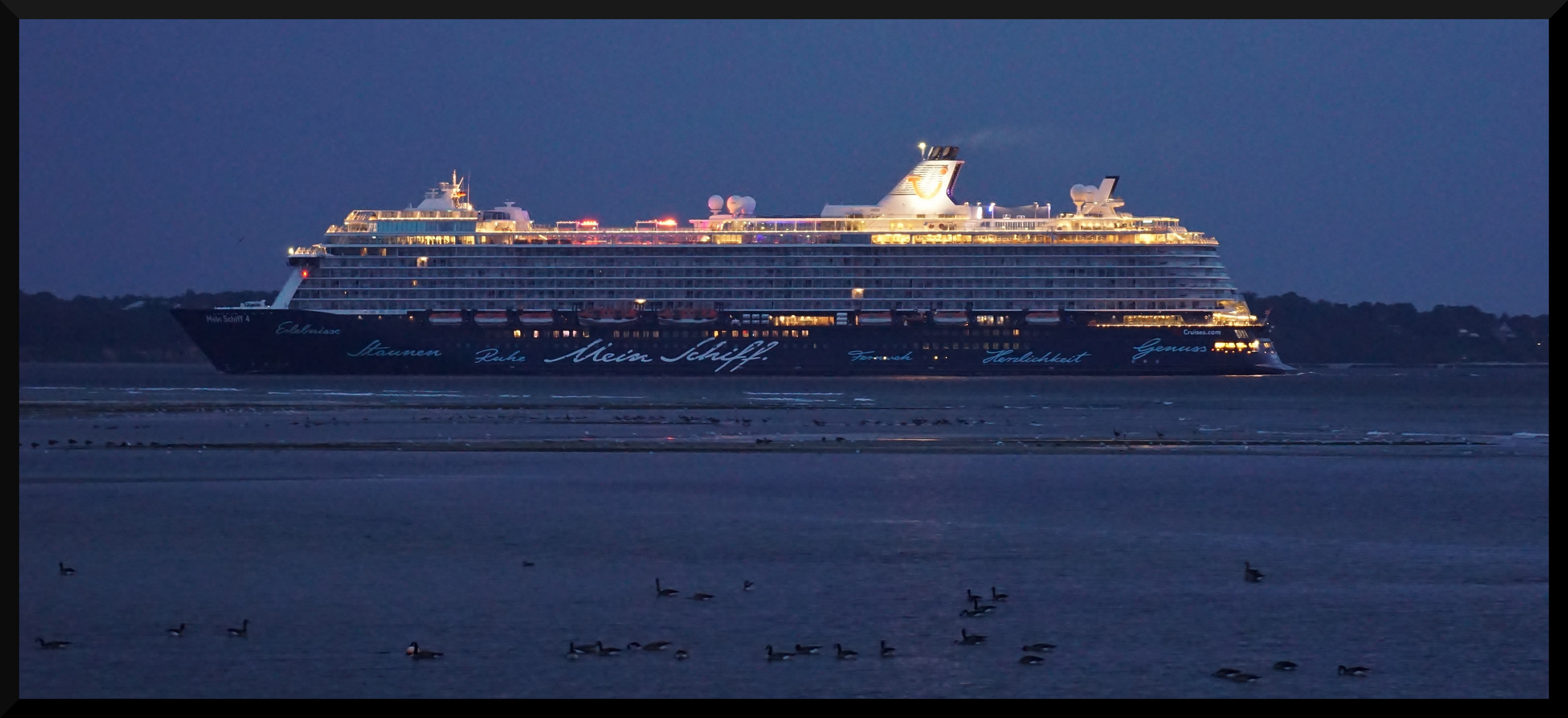 Mein Schiff 4 frühmorgens in Kiel einlaufend