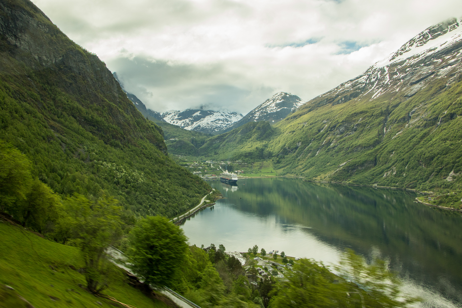 Mein Schiff 4 hat vor Geiranger festgemacht