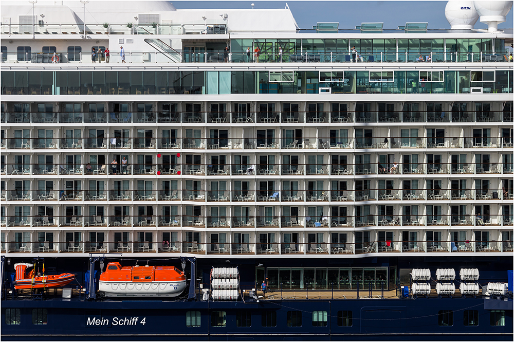 Mein Schiff 4, in dem rot markierten Regal ...