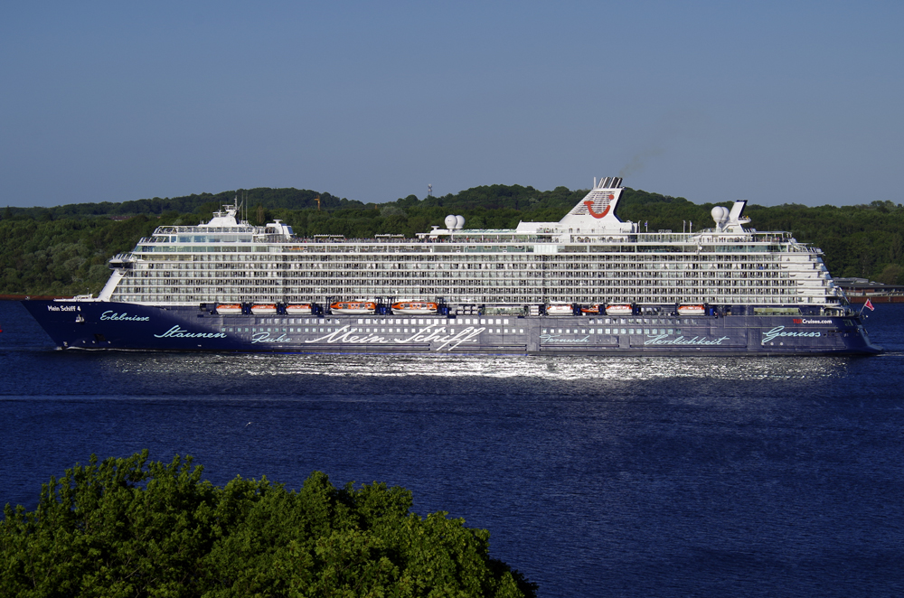 Mein Schiff 4 - Jungfernfahrt auslaufen Kiel am 06.06.2015