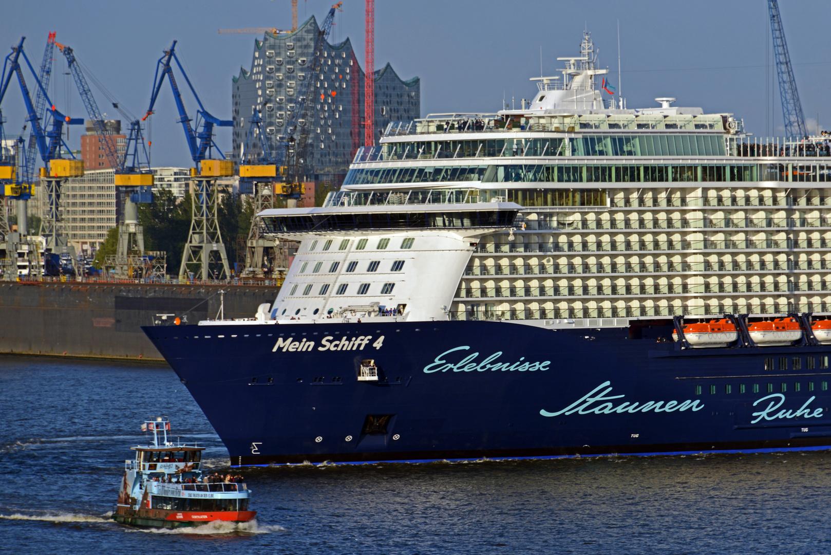 &quot;Mein Schiff 4&quot; vor der Elbphilharmonie im Hamburger Hafen Foto &amp; Bild