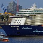 "Mein Schiff 4" vor der Elbphilharmonie im Hamburger Hafen