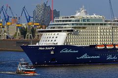 "Mein Schiff 4" vor der Elbphilharmonie im Hamburger Hafen