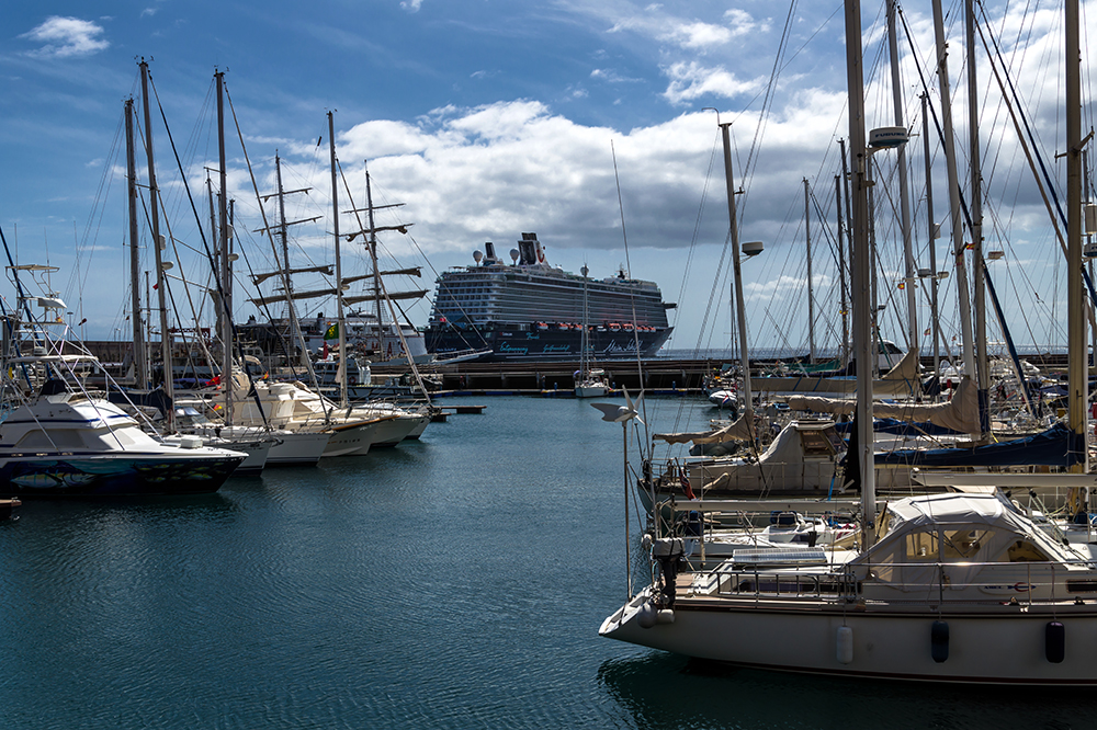 Mein Schiff 4 vor der Marina von San Sebastian