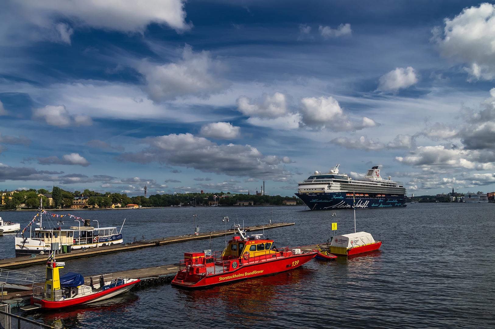 Mein Schiff auf Reede in Stockholm ...