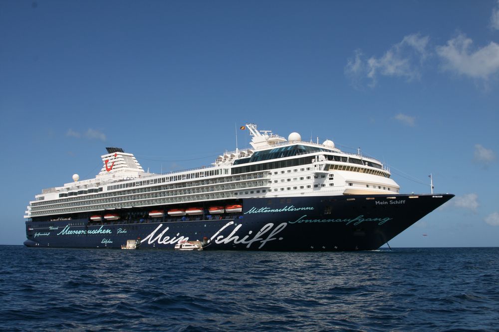 "Mein Schiff" auf Reede vor Grenada