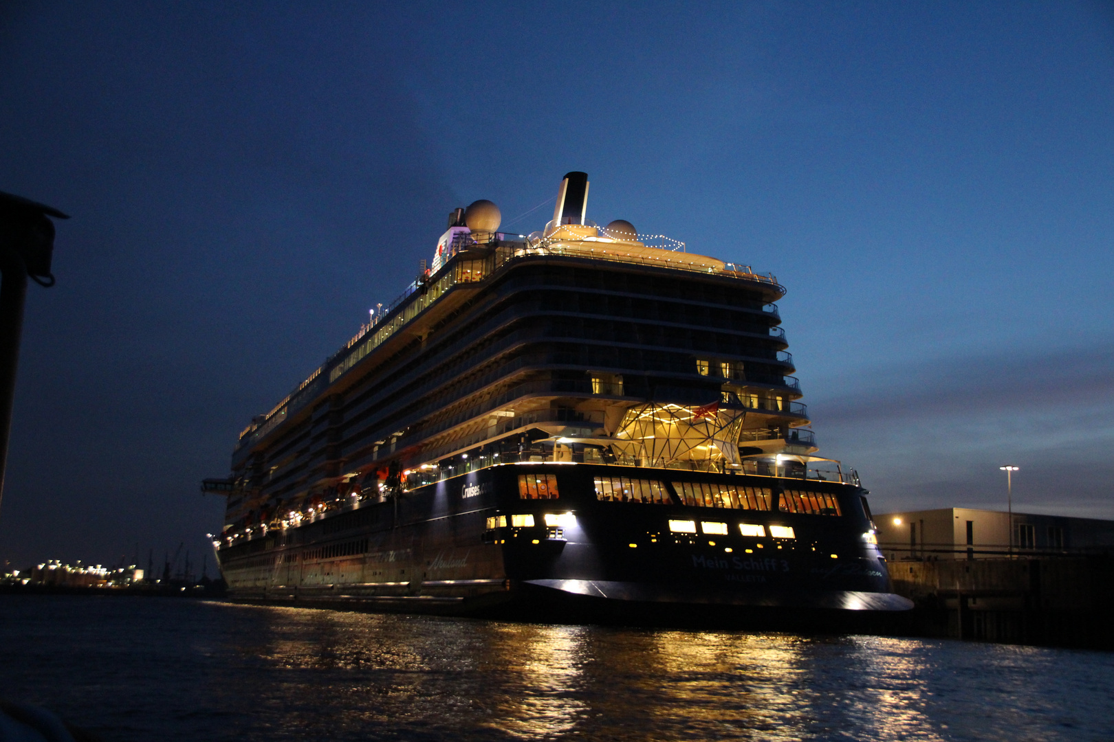 MEIN SCHIFF bei Nacht