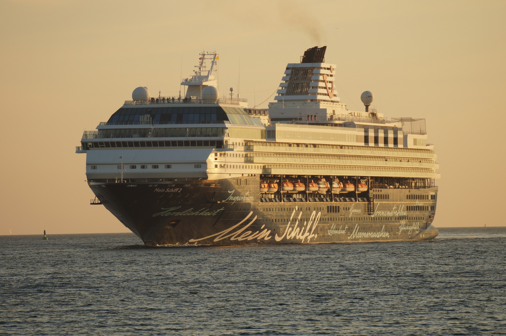 Mein Schiff in der Morgensonne