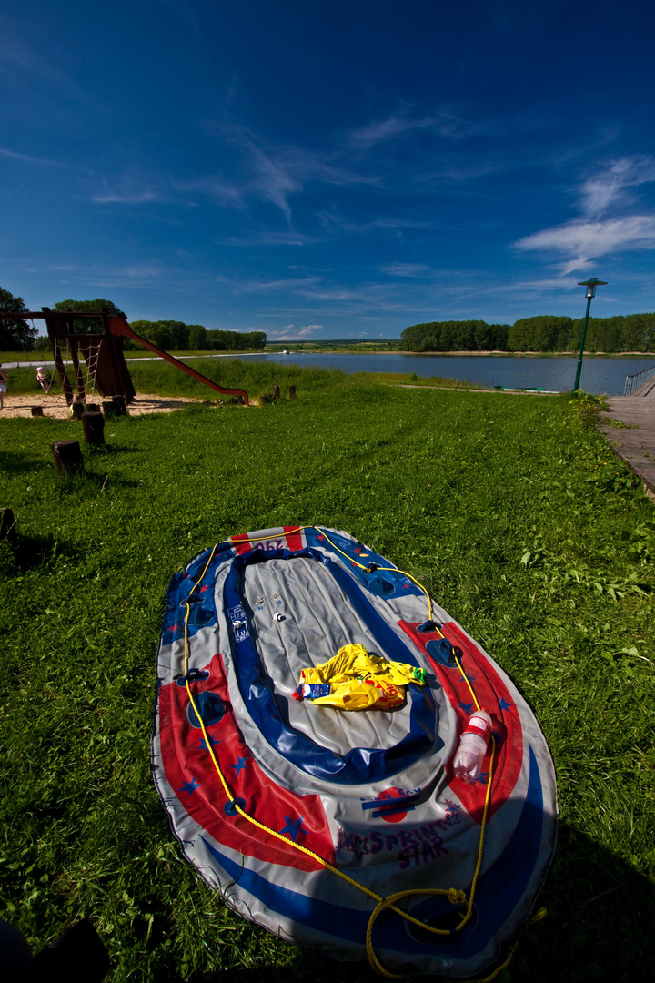 Mein Schlauchboot im Rasen