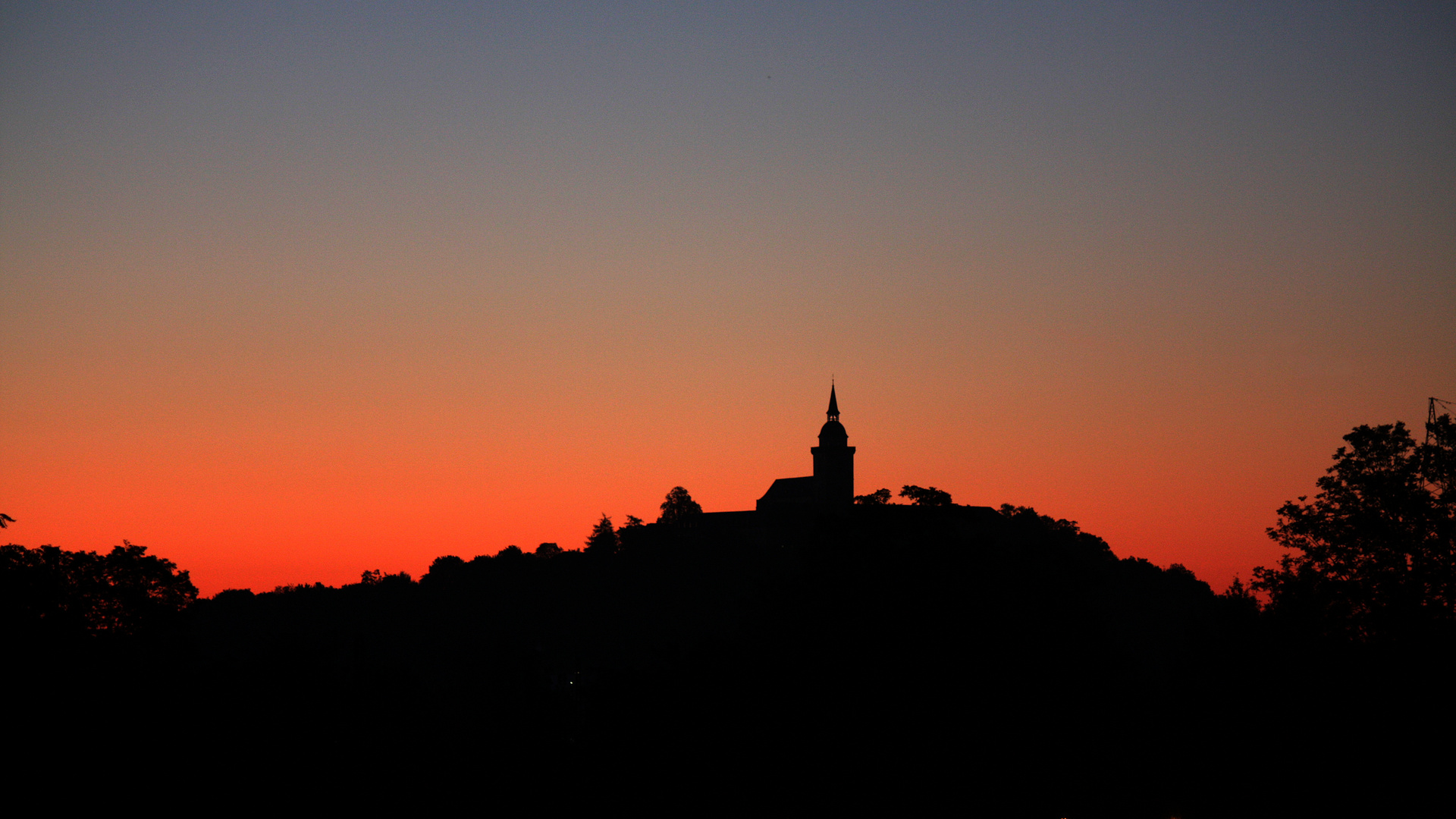 Mein Siegburg: Sonnenaufgang hinter der Michaelsberg-Silhouette