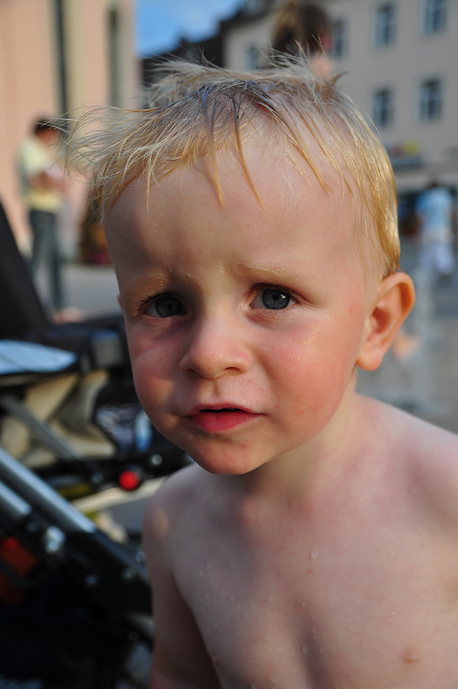 Mein Sohn beim Duschen am Marktplatz