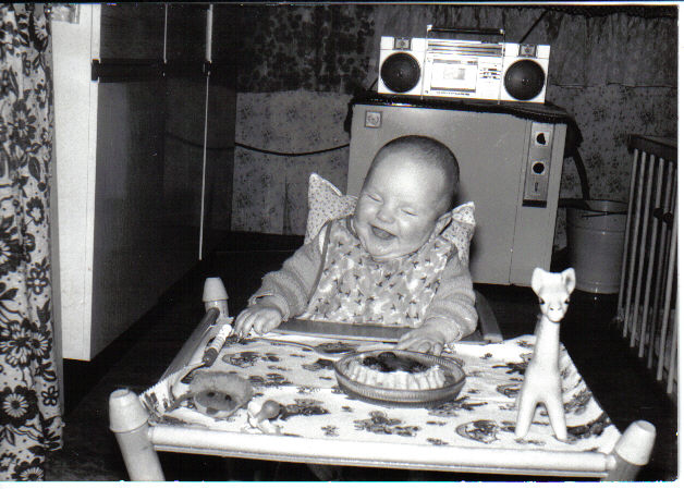 Mein Sohn beim Erdbeertorte essen