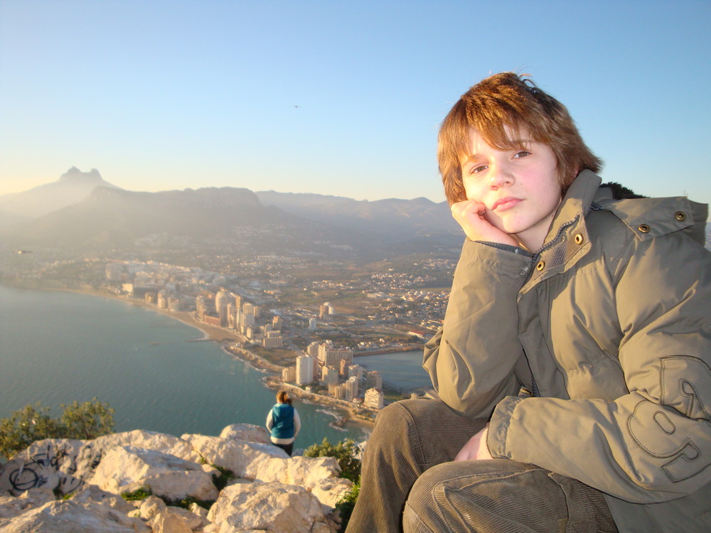 Mein Sohn Dennis , nachdenklich, auf dem Gipfel des Penon delfak in Calpe, Spanien