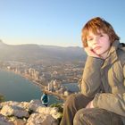 Mein Sohn Dennis , nachdenklich, auf dem Gipfel des Penon delfak in Calpe, Spanien