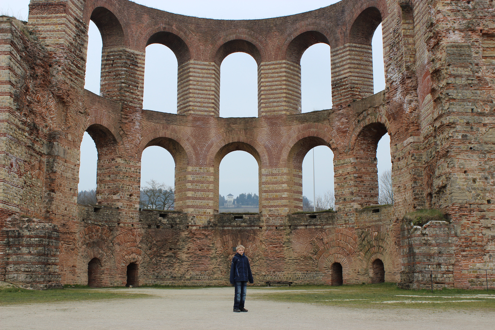 Mein Sohn in Trier bei den Kaiserthermen