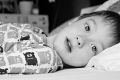 Mein Sohn nach dem Aufwachen am Morgen (schwarz-weiß)